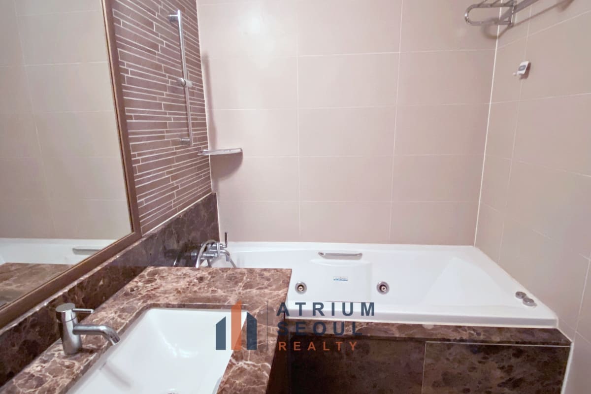 master room bath tub_Yongsan City Park Apartment For Rent