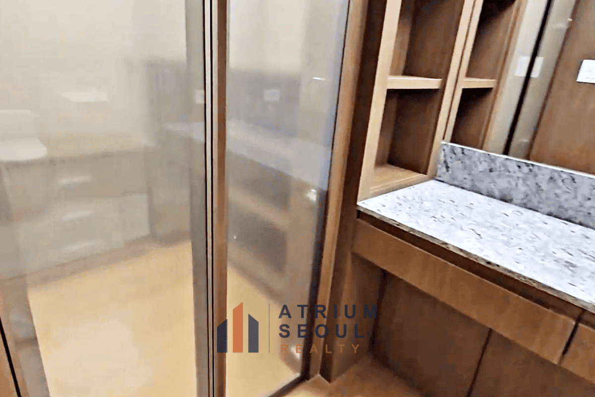 master room powder room Spacious 4 Bedroom Apartment for Rent in Helio City Jamsil, Songpa, Seoul - Atrium Seoul Realty