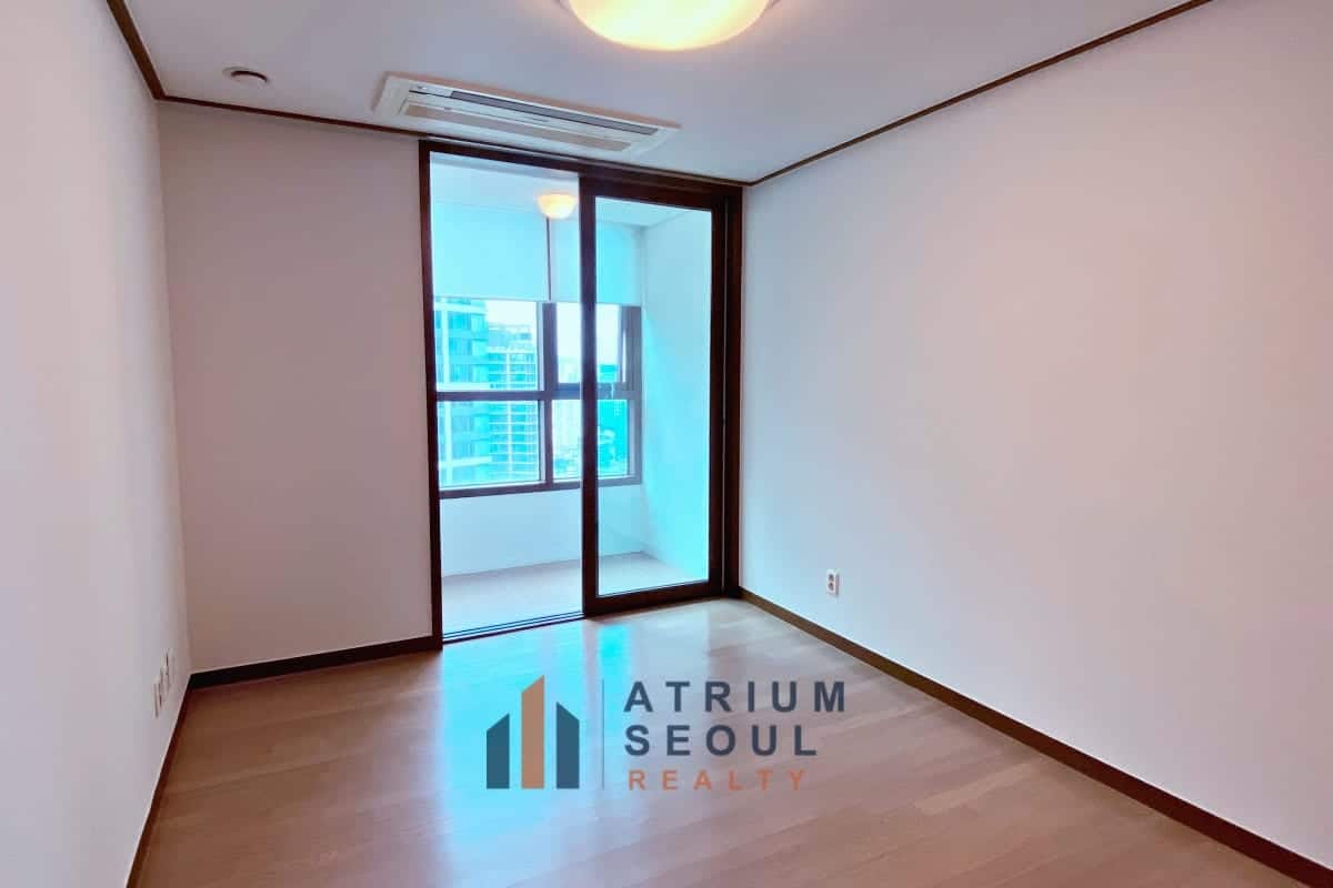 room 2_Yongsan City Park Apartment For Rent