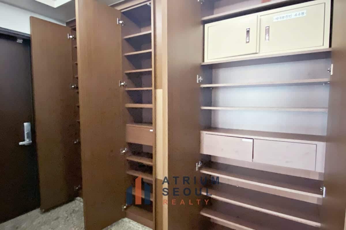 shoe closet_Yongsan City Park Apartment For Rent