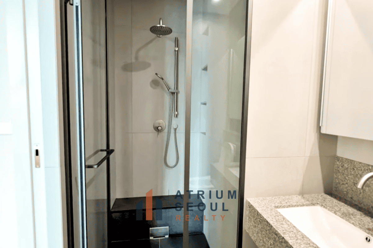 shower Acro Seoul Forest 3BR Apartment for Rent Seoul Forest & Han River view , Seoungsu, Seoul - Atrium Seoul Realty