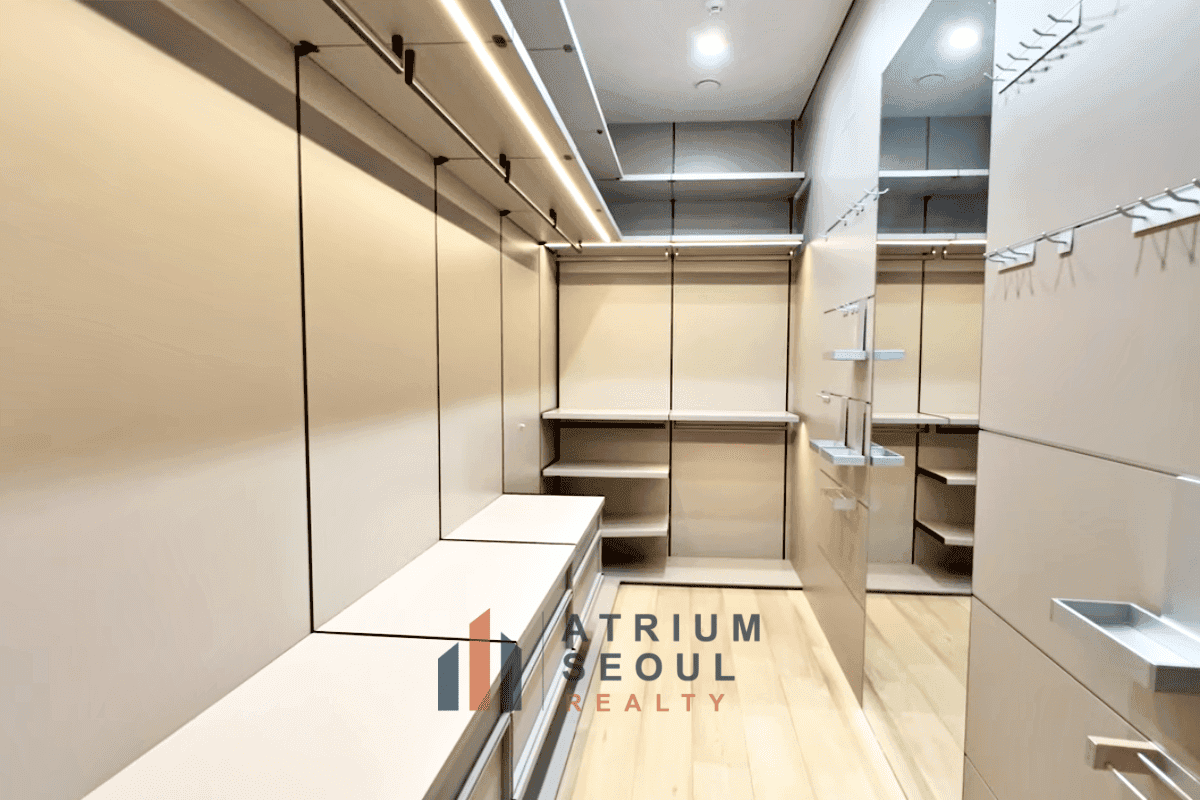 walk in CLoset Acro Seoul Forest 3BR Apartment for Rent Seoul Forest & Han River view , Seoungsu, Seoul - Atrium Seoul Realty
