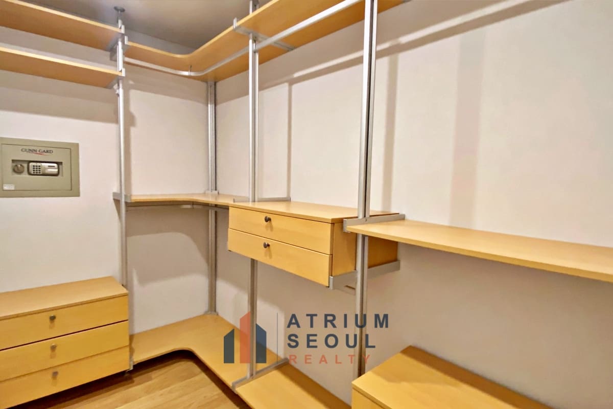 walkin closet